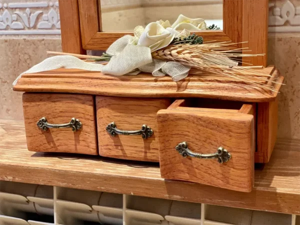 Detalle de cajón curvado de tocador de cedro